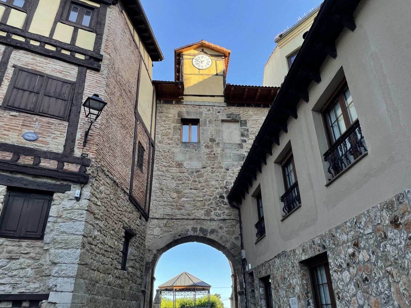 arco-entrada-plaza-de-la-villa-poza-de-la-sal-burgos.jpg