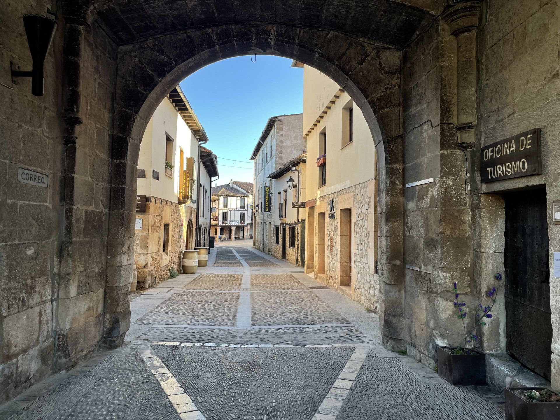 arco-horizontal-archivo-del-adelantamiento-de-castilla-covarrubias-burgos.jpg