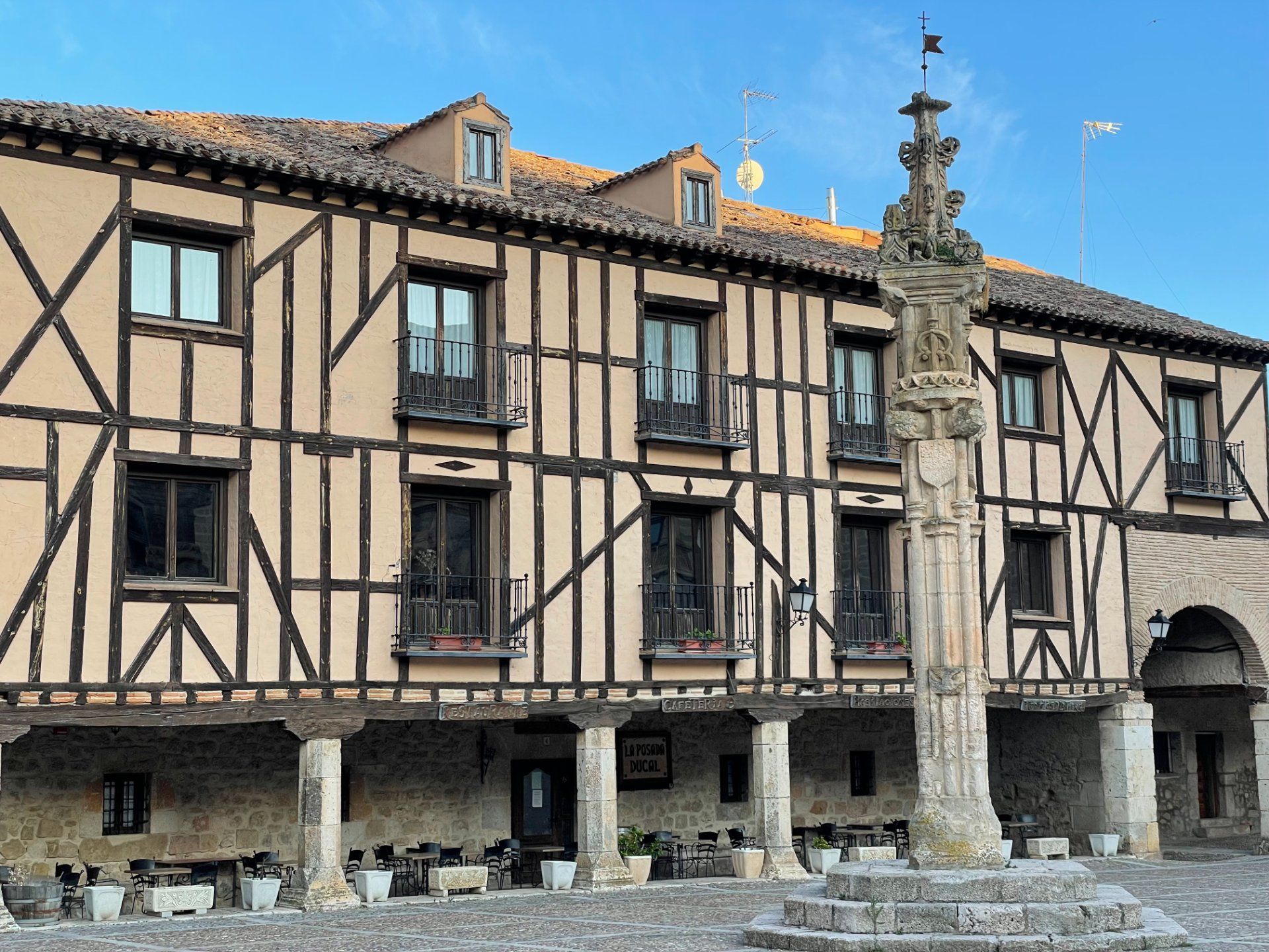 fachada-plaza-penaranda-de-duero.jpg