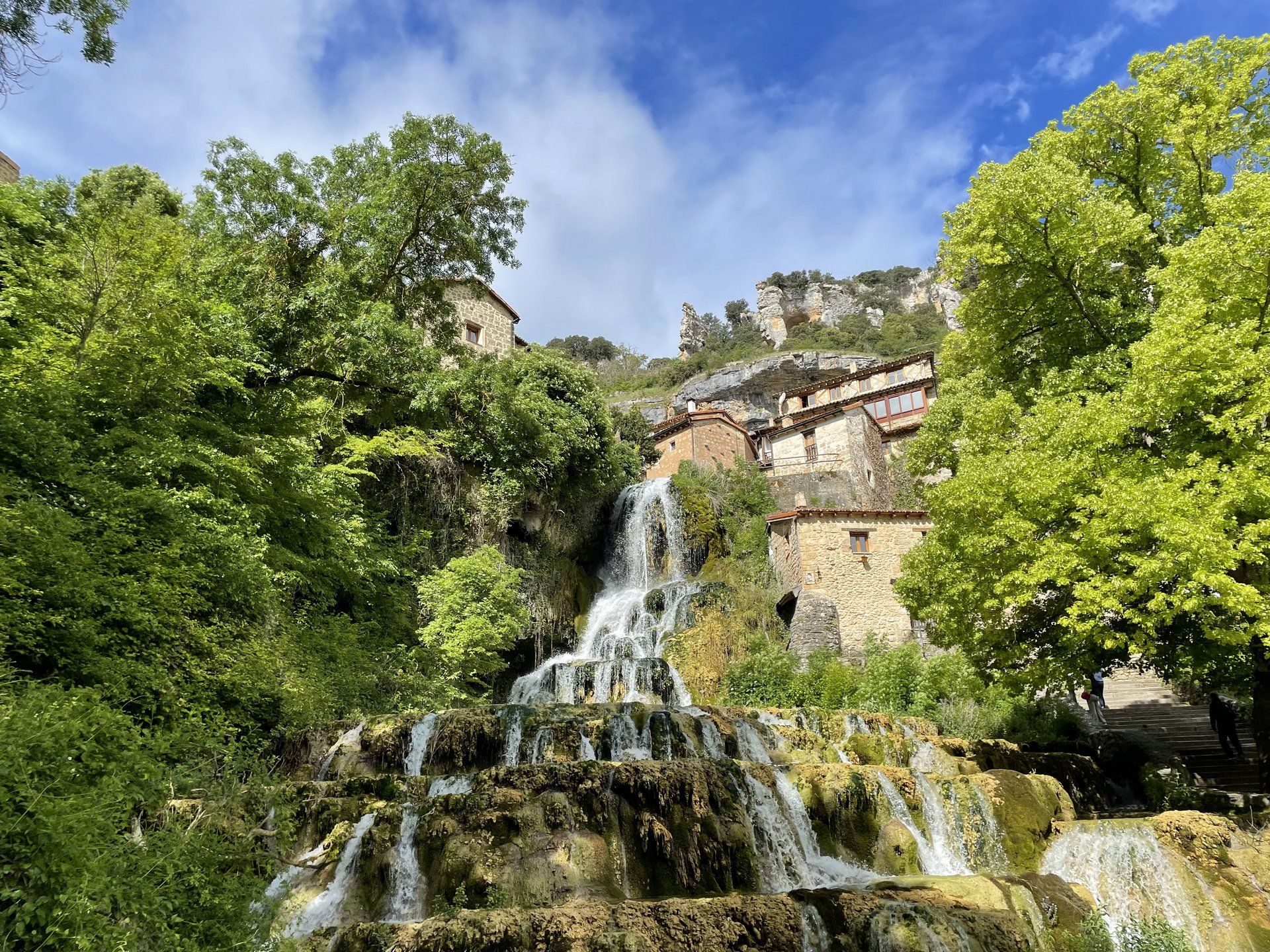 horizontal-caida-cascada-de-orbaneja-del-castillo-orbaneja-del-castillo-burgos.jpg