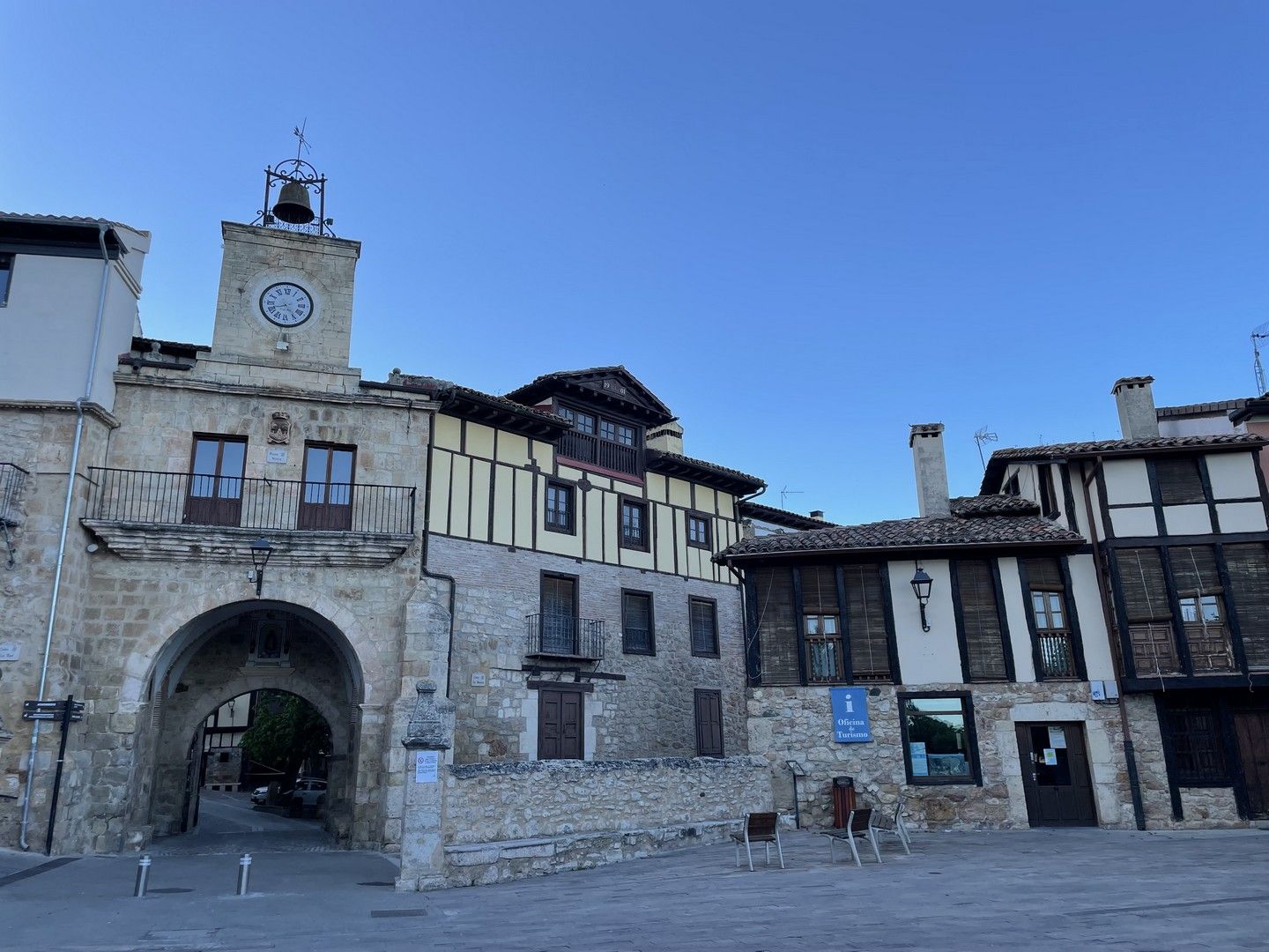 plaza-y-arco-del-conjuradero-poza-de-la-sal-burgos.jpg