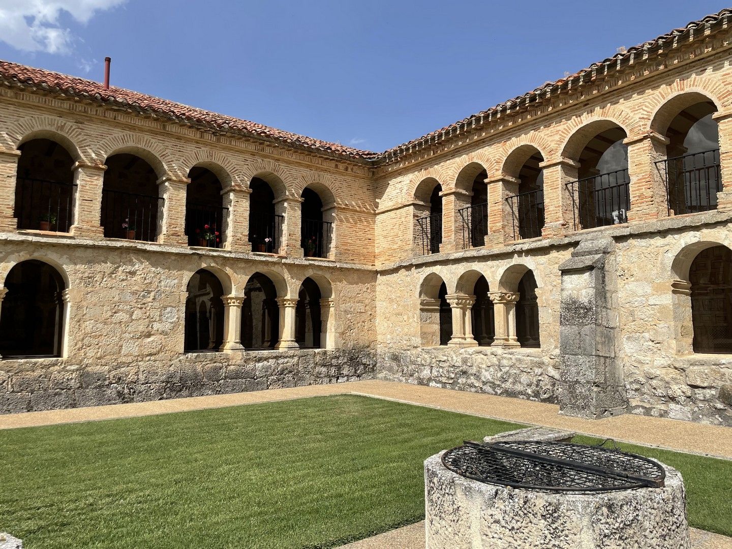 pozo-claustro-monasterio-de-santo-domingo-de-guzman-caleruega-burgos.jpg