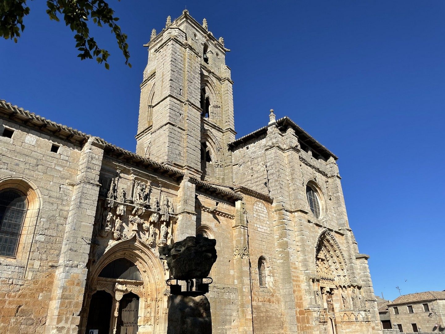 puertas-crucero-iglesia-de-santa-maria-la-real-sasamon-burgos.jpg