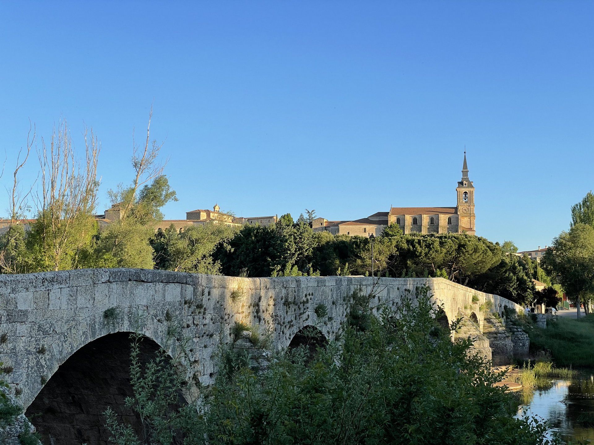 vista-lejos-horizontal-puente-medieval-lerma-burgos.jpg