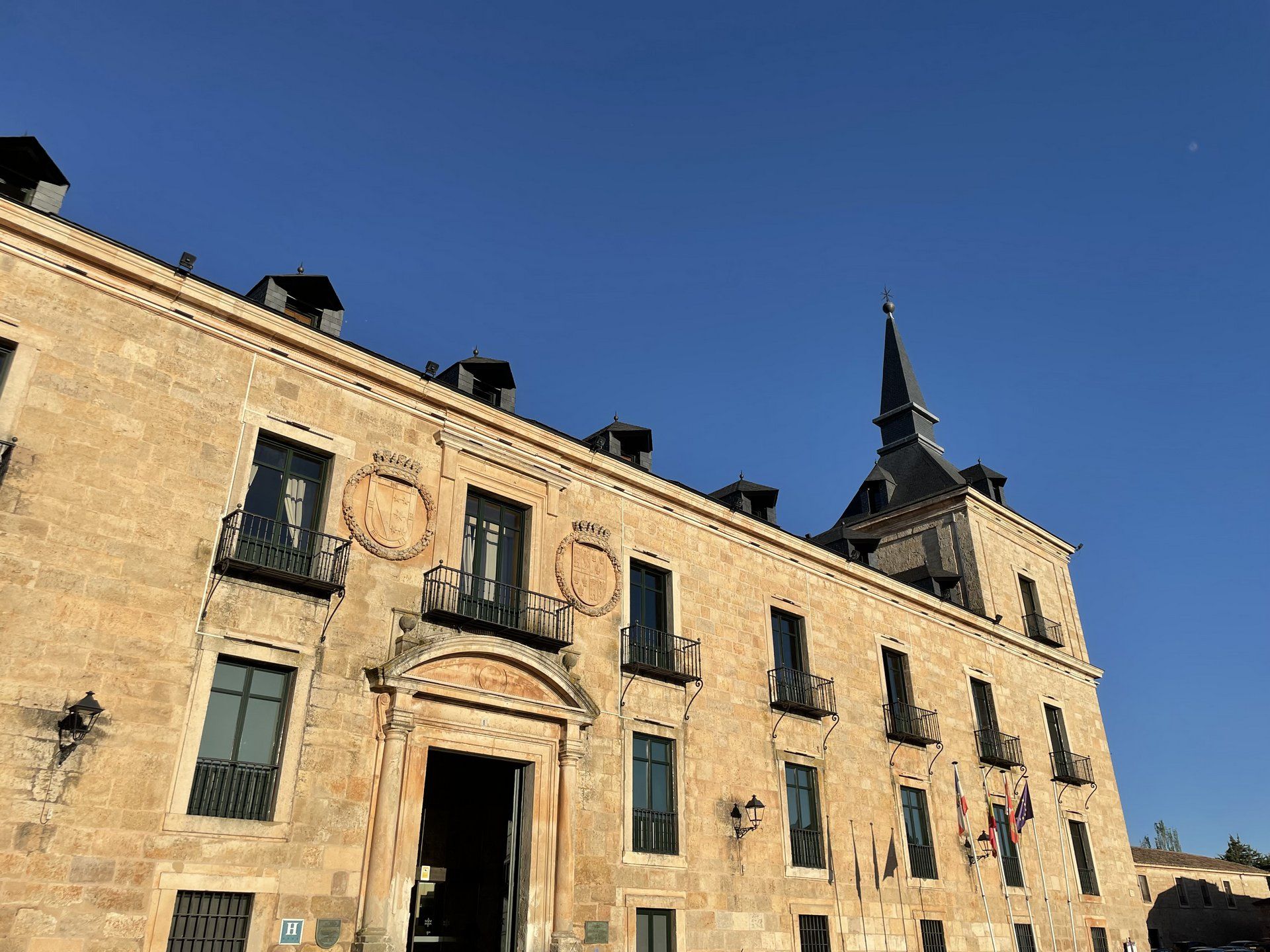 vista-puerta-horizontal-palacio-ducal-parador-de-lerma-lerma-burgos.jpg
